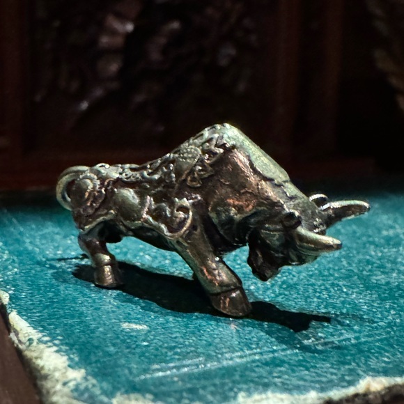 Solid Brass Bull Vintage-style Sculpture Desk Decor - Picture 3 of 8